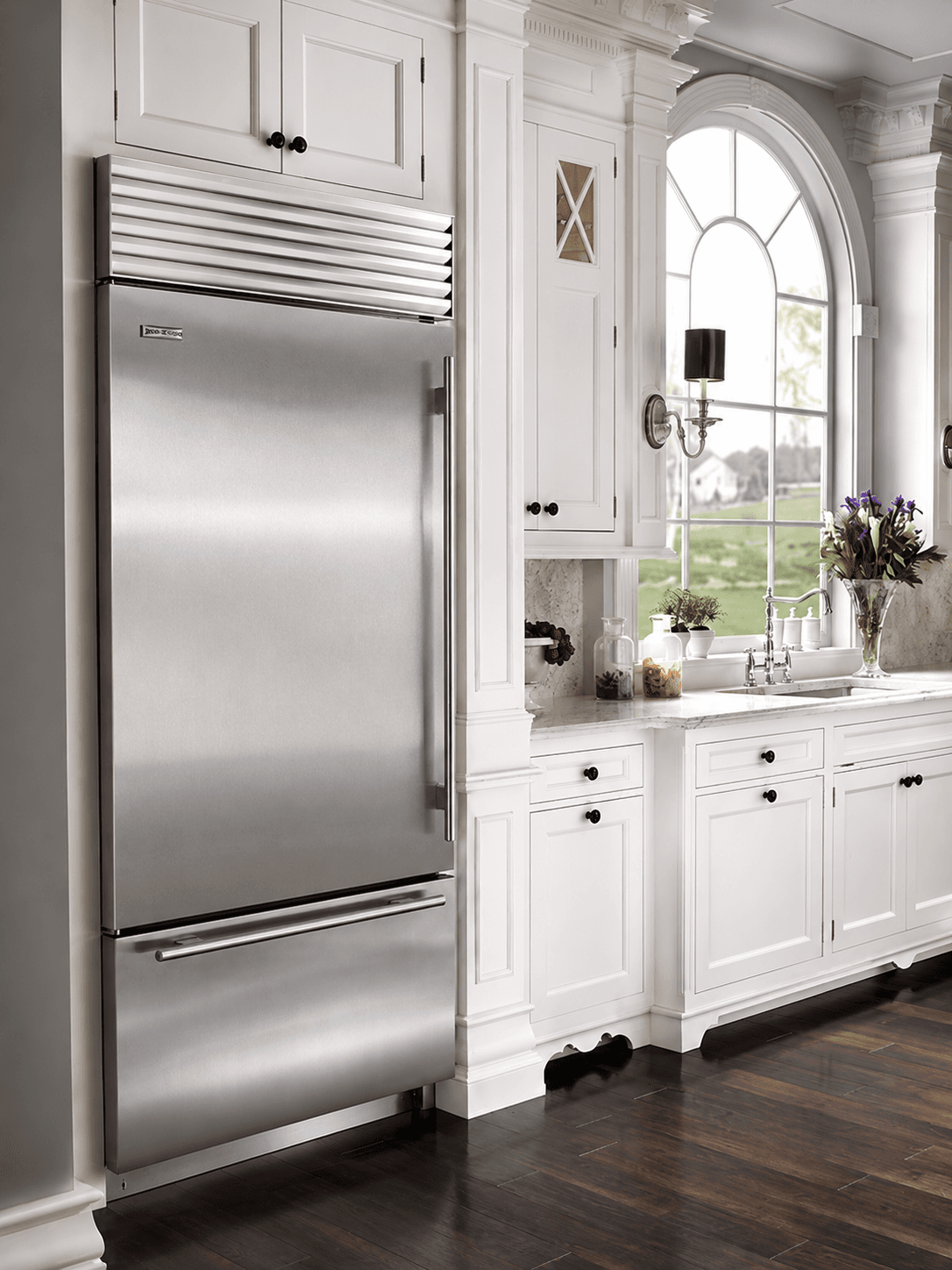 Refrigerador Sub-Zero em cozinha clássica, atendido pela Eluxfrio
