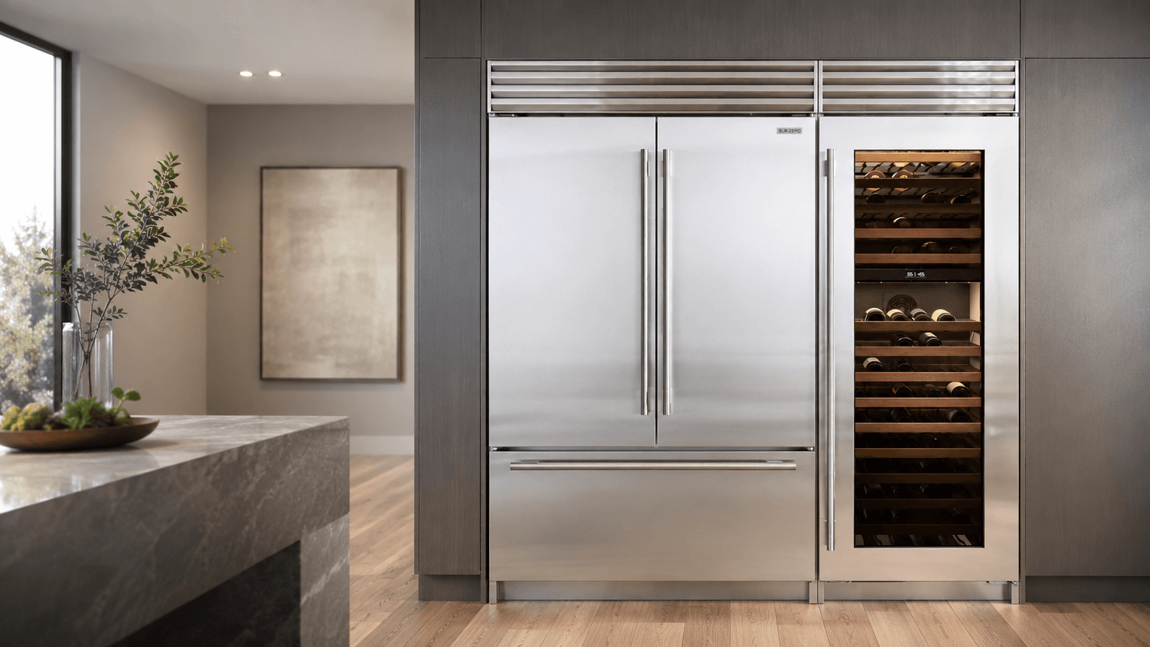 Geladeira importada Sub-Zero de alto padrão instalada em cozinha de luxo